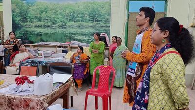 সেইসঙ্গে পশ্চিমবঙ্গের রাজ্য সরকারি কর্মচারীদের উদ্দেশ্যে সংগ্রামী যৌথ মঞ্চের আহ্বায়ক বলেছেন, ‘একটা জয়যাত্রা শুরু হয়েছে। (রাজ্য) সরকার চাপে আছে। নেতিবাচক জিনিসপত্র ছড়িয়ে সরকারের হাতটা শক্ত করবেন না। সরকার যে দিকটি তুলে ধরার চেষ্টা করবে, তাতে পা দেবেন না। নিজেদের দিকটি তুলে ধরুন। যার কাছে রাজ্য সরকারকে পরাজিত হতে হয়।’ (ছবিটি প্রতীকী, সৌজন্যে ফেসবুক) সেইসঙ্গে পশ্চিমবঙ্গের রাজ্য সরকারি কর্মচারীদের উদ্দেশ্যে সংগ্রামী যৌথ মঞ্চের আহ্বায়ক বলেছেন, ‘একটা জয়যাত্রা শুরু হয়েছে। (রাজ্য) সরকার চাপে আছে। নেতিবাচক জিনিসপত্র ছড়িয়ে সরকারের হাতটা শক্ত করবেন না। সরকার যে দিকটি তুলে ধরার চেষ্টা করবে, তাতে পা দেবেন না। নিজেদের দিকটি তুলে ধরুন। যার কাছে রাজ্য সরকারকে পরাজিত হতে হয়।’ (ছবিটি প্রতীকী, সৌজন্যে ফেসবুক)