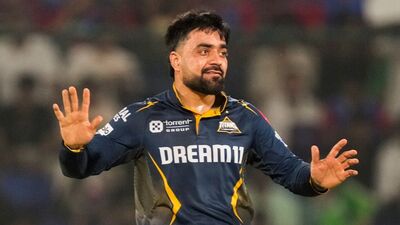 পরক্ষণেই রশিদ নিজে থেকে বলেন যে, তাঁর প্রিয় ব্যাটার হলেন বিরাট ভাই। অর্থাৎ, বিরাট কোহলিকে নিজের পছন্দের ব্যাটার আখ্যা দেন রশিদ। প্রিয় বোলার হিসেবে জসপ্রীত বুমরাহর নাম নেন তিনি। রশিদ নিজে স্পিনার হলেও প্রিয় বোলার হিসেবে কোনও স্পিনারকে নয়, বরং টিম ইন্ডিয়ার তারকা পেসারকে বেছে নেন। ছবি- পিটিআই। পরক্ষণেই রশিদ নিজে থেকে বলেন যে, তাঁর প্রিয় ব্যাটার হলেন বিরাট ভাই। অর্থাৎ, বিরাট কোহলিকে নিজের পছন্দের ব্যাটার আখ্যা দেন রশিদ। প্রিয় বোলার হিসেবে জসপ্রীত বুমরাহর নাম নেন তিনি। রশিদ নিজে স্পিনার হলেও প্রিয় বোলার হিসেবে কোনও স্পিনারকে নয়, বরং টিম ইন্ডিয়ার তারকা পেসারকে বেছে নেন। ছবি- পিটিআই।