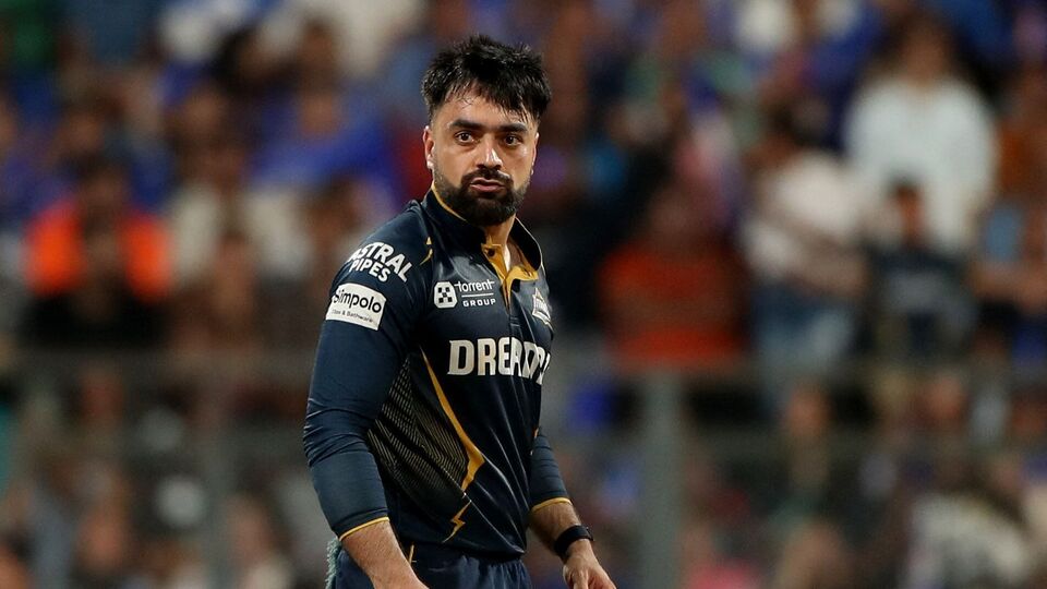 রশিদের কাছে তাঁর প্রিয় ক্রিকেটারের নাম জানতে চাওয়া হলে তিনি পালটা প্রশ্ন করেন যে, ব্যাটার নাকি বোলার? যখন তাঁর প্রিয় অল-রাউন্ডারের নাম জানতে চাওয়া হয়, তখন আফগান তারকা একটুও সময় নষ্ট না করে হার্দিক পান্ডিয়ার নাম উচ্চারণ করেন। অর্থাৎ, রশিদ জানান যে, একসময় গুজরাট টাইটানসে তাঁর ক্যাপ্টেন হার্দিক পান্ডিয়া হলেন তাঁর পছন্দের অল-রাউন্ডার। ছবি- রয়টার্স।