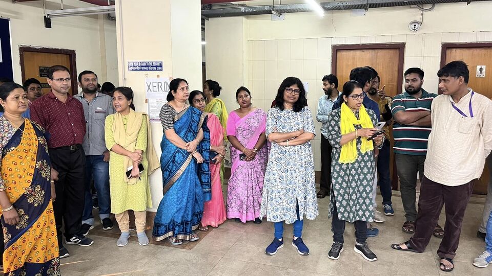 আগামী অগস্টে বকেয়া ডিএ মামলার যে শুনানি আছে, তাতে কোন বিষয়টা নিয়ে আলোচনা হবে, সেটাও ব্যাখ্যা করেছেন সংগ্রামী যৌথ মঞ্চের আহ্বায়ক। তাঁর কথায়, ‘ডিএ মামলার পরবর্তী ধাপে যে বিষয়টি নিয়ে আলোচনা হবে, সেটা হল যে মহার্ঘ ভাতা আমাদের (রাজ্য সরকারি কর্মচারীদের) মৌলিক অধিকার কিনা।’ (ছবিটি প্রতীকী, সৌজন্যে ফেসবুক)