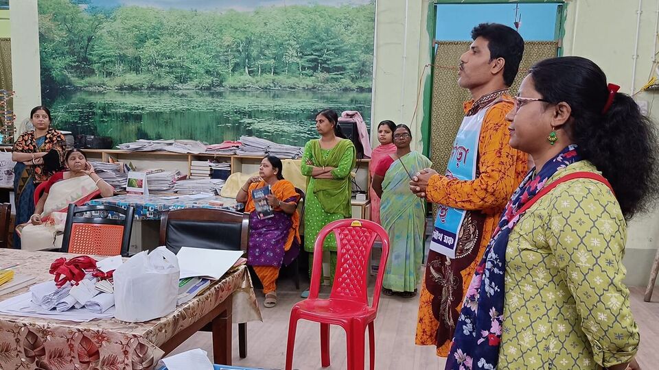 সেইসঙ্গে পশ্চিমবঙ্গের রাজ্য সরকারি কর্মচারীদের উদ্দেশ্যে সংগ্রামী যৌথ মঞ্চের আহ্বায়ক বলেছেন, ‘একটা জয়যাত্রা শুরু হয়েছে। (রাজ্য) সরকার চাপে আছে। নেতিবাচক জিনিসপত্র ছড়িয়ে সরকারের হাতটা শক্ত করবেন না। সরকার যে দিকটি তুলে ধরার চেষ্টা করবে, তাতে পা দেবেন না। নিজেদের দিকটি তুলে ধরুন। যার কাছে রাজ্য সরকারকে পরাজিত হতে হয়।’ (ছবিটি প্রতীকী, সৌজন্যে ফেসবুক)
