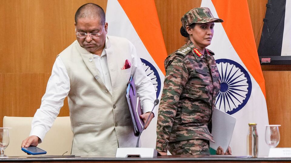 তারইমধ্যে ভারতীয় বিদেশ মন্ত্রকের তরফে বাংলাদেশকে দ্রুত নির্বাচন আয়োজনের পরামর্শ দেওয়া হয়েছে। ভারতের বিদেশ মন্ত্রকের মুখপাত্র রণধীর জয়সওয়াল স্পষ্টভাবে জানিয়েছেন, শান্তিপূর্ণ এবং অবাধ নির্বাচনের মাধ্যমে সাধারণ মানুষের মতামত নির্ধারণ করা উচিত বাংলাদেশ। যত দ্রুত সম্ভব, নির্বাচনের পক্ষে সওয়াল করেছে ভারত। (ছবি সৌজন্যে পিটিআই)