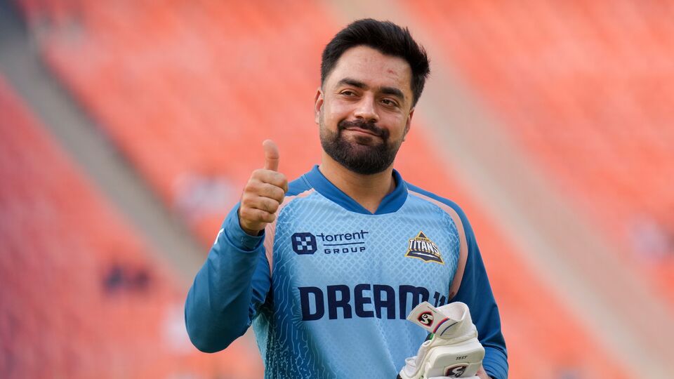 শুক্রবার মুল্লানপুরে আইপিএল ২০২৫-এর এলিমিনেটরে মাঠে নামবে গুজরাট টাইটানস। এক্ষেত্রে মহা গুরুত্বপূর্ণ নক-আউট ম্যাচে রশিদদের প্রতিপক্ষ মুম্বই ইন্ডিয়ান্স। মুম্বইয়ের হয়ে এই ম্যাচে মাঠে নামবেন হার্দিক পান্ডিয়া ও জসপ্রীত বুমরাহ। সেই নিরিখে নিজের প্রিয় অল-রাউন্ডার ও প্রিয় বোলারের বিরুদ্ধে লড়াইয়ে নামবেন রশিদ খান। ছবি- পিটিআই।