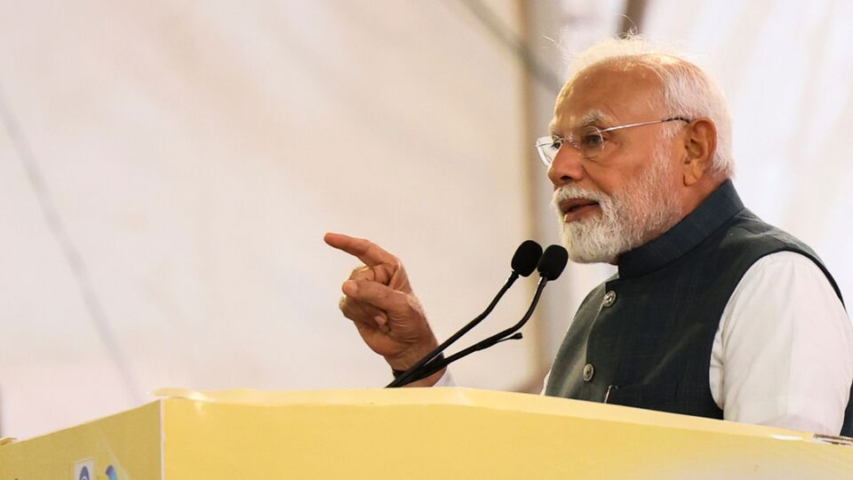 পাকিস্তানকে আক্রমণ শানিয়ে আলিপুরদুয়ারের প্যারেড গ্রাউন্ডের জনসভা থেকে ভারতের প্রধানমন্ত্রী নরেন্দ্র মোদী বলেন, ‘দুনিয়াকে দেওয়ার জন্য সন্ত্রাসকে লালন-পালন করা পাকিস্তানের কাছে কিছু নেই। যেদিন থেকে পাকিস্তানের অস্তিত্ব তৈরি হয়েছে, সেদিন থেকে স্রেফ সন্ত্রাসবাদকে লালন-পালন করেছে। ১৯৪৭ সালে দেশভাগের পর থেকেই ওরা ভারতের উপরে জঙ্গি হামলা চালিয়ে আসছে।’ (ছবি সৌজন্যে পিটিআই)