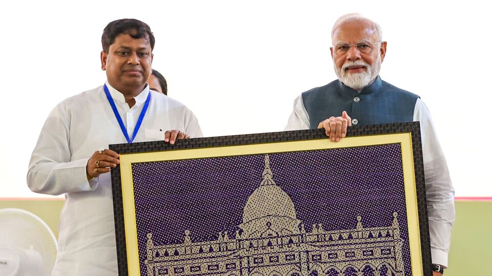 সেই রেশ ধরে তৎকালীন পূর্ব পাকিস্তানে (অধুনা বাংলাদেশ) যে অত্যাচার চালিয়েছিল পাকিস্তান, তা নিয়েও মুখ খোলেন মোদী। ভারতের প্রধানমন্ত্রী বলেন, ‘কয়েক বছর পরে অধুনা বাংলাদেশে যে সন্ত্রাস ছড়িয়েছিল, পাকিস্তানের সেনা বাংলাদেশের (মহিলাদের) রেপ (ধর্ষণ) করেছিল, খুন করেছিল, সেটা কেউ ভুলতে পারবেন না। সন্ত্রাস এবং নরসংহারে পাকিস্তানি সেনার সবথেকে বেশি দক্ষতা আছে।’ (ছবি সৌজন্যে পিটিআই)