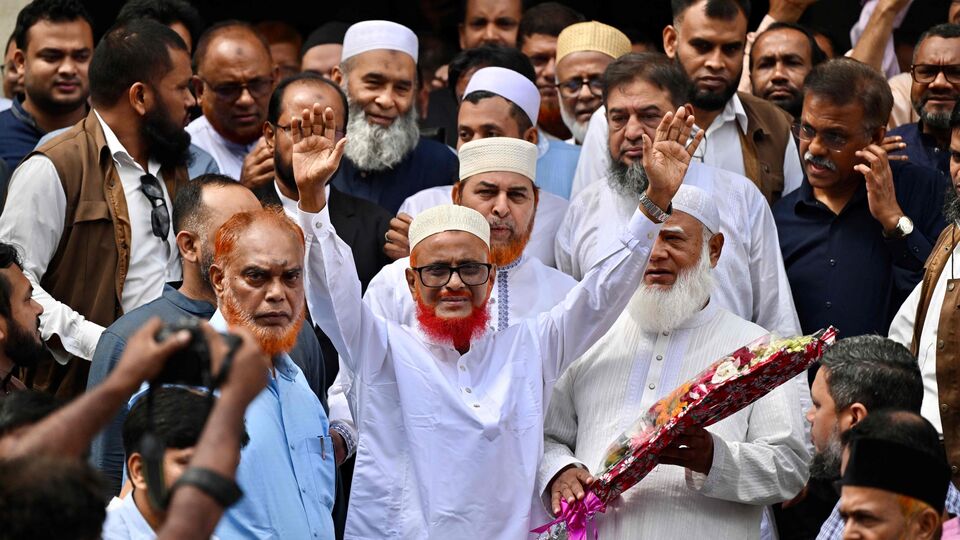 আর মোদী সেই মন্তব্য এমন একটা সময় করেছেন, যার কয়েকদিন আগেই মৃত্যুদণ্ডপ্রাপ্ত বাংলাদেশের জামায়াতে ইসলামির এটিএম আজহারুল ইসলাম মুক্তি পেয়েছে। ১৯৭১ সালে যখন বাংলাদেশের মুক্তিযুদ্ধ চলছিল, সেইসময় গণধর্ষণ, গণহত্যা এবং যুদ্ধাপরাধের মতো ঘটনায় আজহারুলকে দোষীসাব্যস্ত করা হয়েছিল। আর মহম্মদ ইউনুসের আমলে বেকসুর খালাস মুক্তি পেয়েছে আজহারুল। (ছবি সৌজন্যে এএফপি)