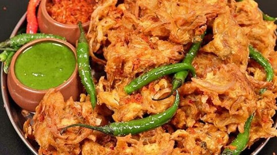 এটি বের করার পর, একটু ঠান্ডা হতে দিন এবং তারপর একটি ছোট প্লেট বা বাটির সাহায্যে হালকাভাবে চেপে চ্যাপ্টা করুন। এবার প্যানে আবার তেল গরম করে এগুলো আবার ভাজুন। দুই দিক থেকে ভাজুন যতক্ষণ না এটি মুচমুচে হয়ে যায়। এইভাবেই আপনার পিঁয়াজি হবে প্রস্তুত। আপনি এটি ধনেপাতা বা তেঁতুলের চাটনির সঙ্গে পরিবেশন করতে পারেন।