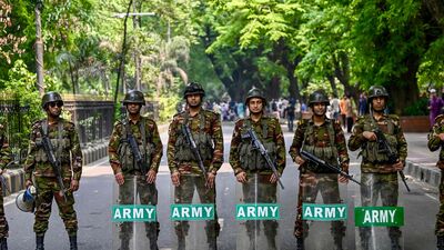 জানা গিয়েছে, ধৃত এই তারিকুল ইসলাম জাতীয় নাগরিক পার্টির পার্বতীপুরের সংগঠক। এদিকে পুলিশ জানিয়েছে, বৃহস্পতিবার সন্ধ্যার পর মালবাহী দুটি ট্রাক কয়লাখনি থেকে বের হলে রাত পৌনে ৮টার নাগাদ সেগুলি আটকেছিল তারিকুল। কয়লাখনি-মধ্যপাড়া সড়কের রসুলপুর নামক এলাকায় সেই ট্রাকগুলিকে আটকে চাঁদাবাজি করা হচ্ছিল। (AFP) জানা গিয়েছে, ধৃত এই তারিকুল ইসলাম জাতীয় নাগরিক পার্টির পার্বতীপুরের সংগঠক। এদিকে পুলিশ জানিয়েছে, বৃহস্পতিবার সন্ধ্যার পর মালবাহী দুটি ট্রাক কয়লাখনি থেকে বের হলে রাত পৌনে ৮টার নাগাদ সেগুলি আটকেছিল তারিকুল। কয়লাখনি-মধ্যপাড়া সড়কের রসুলপুর নামক এলাকায় সেই ট্রাকগুলিকে আটকে চাঁদাবাজি করা হচ্ছিল। (AFP)