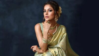 এর আগেই নিজের ওয়েটলস দিয়ে সকলের নজর কেড়েছিলেন শেহনাজ। জানা গিয়েছিল, কমিয়ে ফেলেছেন ৫৫ কেজি। তবে সম্প্রতি নিজের ডায়েট সামনে আনলেন তরকা। জানালেন, সঠিক ডায়েট এবং শরীরচর্চার মাধ্যমেই তা করা সম্ভব হয়েছে। তা কী কী খেতেন এই ৬ মাসে? এর আগেই নিজের ওয়েটলস দিয়ে সকলের নজর কেড়েছিলেন শেহনাজ। জানা গিয়েছিল, কমিয়ে ফেলেছেন ৫৫ কেজি। তবে সম্প্রতি নিজের ডায়েট সামনে আনলেন তরকা। জানালেন, সঠিক ডায়েট এবং শরীরচর্চার মাধ্যমেই তা করা সম্ভব হয়েছে। তা কী কী খেতেন এই ৬ মাসে?