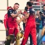 RCB আইপিএল না জিতলে স্বামী-কে ডিভোর্স দেব! মাঠেই প্রতিজ্ঞা মহিলা সমর্থকের। ছবি- পিটিআই (PTI)