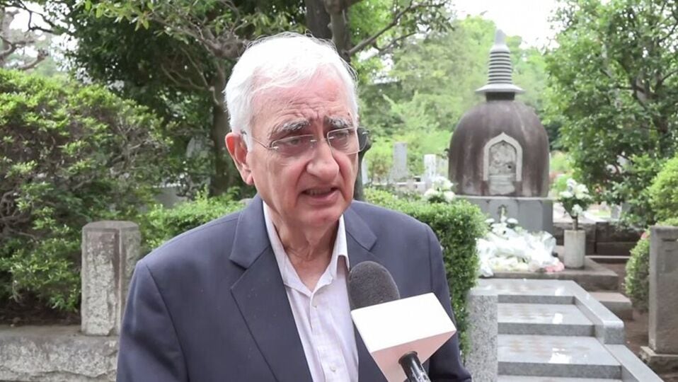 ইন্দোনেশিয়ায় কূটনৈতিক সফরের সময় খুরশিদ সর্বদলীয় ভারতীয় সংসদীয় প্রতিনিধি দলের অংশ হিসাবে ইন্দোনেশিয়ার থিঙ্ক ট্যাঙ্ক এবং অ্যাকাডেমিয়ার সদস্যদের উদ্দেশ্যে ভাষণ দেন। তিনি বলেন, ৩৭০ অনুচ্ছেদের অধীনে জম্মু ও কাশ্মীরকে যে বিশেষ সাংবিধানিক মর্যাদা দেওয়া হয়েছিল, তা বিচ্ছিন্নতার অনুভূতি জাগিয়ে তুলেছিল, যা একটি বড় সমস্যা ছিল। (Video Grab)