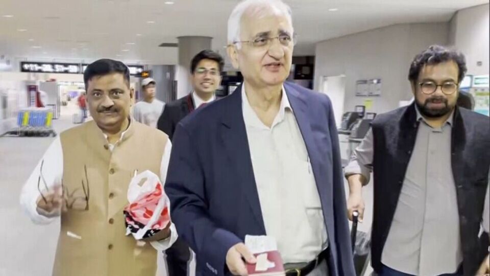 কংগ্রেস নেতা সলমন খুরশিদ শুক্রবার জম্মু ও কাশ্মীর থেকে ৩৭০ ধারা বিলোপের প্রশংসা করলেন। তিনি বলেন, এই পদক্ষেপের ফলে এই অঞ্চলে সমৃদ্ধি ও গণতান্ত্রিক অগ্রগতি হয়েছে। তিনি বলেন, ভারতের বাকি অংশ থেকে জম্মু ও কাশ্মীর পৃথক একটি অঞ্চল ছিল বলে ধারণা করা হত একটা সময়। ২০১৯ সালে অনুচ্ছেদটি বাতিল করার ফলে সেই ধারণার অবসান ঘটেছে। (Video Grab)