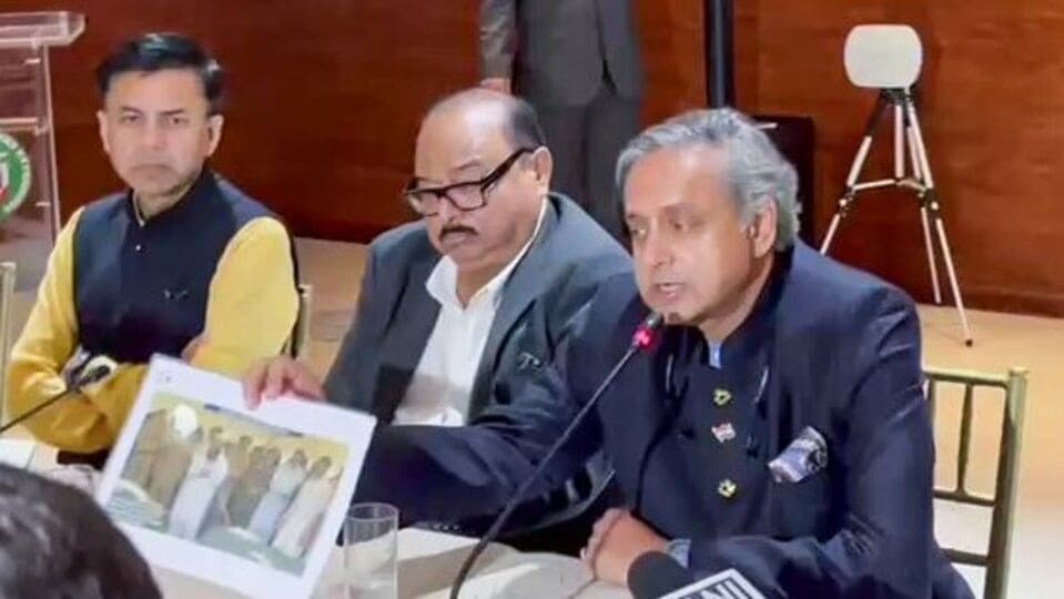 পাকিস্তানের চিন অস্ত্র ব্যবহার নিয়ে শশী থারুর স্পষ্ট ভাবে বলেন, 'আমরা এই বিষয়ে বেশ সচেতন যে পাকিস্তানের সমস্ত প্রতিরক্ষা সরঞ্জামের ৮১ শতাংশ সরবরাহ করে চিন। অবশ্য এখানে 'প্রতিরক্ষা' শব্দটি খুব বেশি ভদ্র হয়ে যাচ্ছে, বরং বলা ভালো পাকিস্তানি সামরিক সরঞ্জাম। এর বেশিরভাগই প্রতিরক্ষার জন্য নয়, আক্রমণের জন্য। প্রতিটি সার্বভৌম দেশের তা করার অধিকার রয়েছে নিশ্চয়।' (ANI Picture Service )
