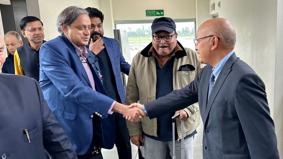 উল্লেখ্য, পহেলগাঁওতে পাকিস্তানের মদতে ইসলামি জঙ্গিরা ধর্ম জিজ্ঞেস করে মেরেছিল পর্যটকদের। সেই জঙ্গি হামলায় মুছে গিয়েছে অনেকের সিঁদুর। এর 'বদলা' নিতে পাকিস্তানের ৯টি জঙ্গি ঘাঁটি গুঁড়িয়ে দিয়েছে ভারত। রিপোর্ট অনুযায়ী, পাকিস্তানের বাহাওয়ালপুরে ২টি জঙ্গি ঘাঁটি গুঁড়িয়ে দিয়েছে ভারত। এছাড়া মুরিদকে, মুজাফফরাবাদ, কোটলি, গুলপুর, ভীমবের, চাক আমরু এবং শিয়ালকোটেও ভারত হামলা চালিয়েছে বলে জানা গিয়েছে। এরপর ভারত ও পাক সেনার মধ্যে সংঘাতের সময় পাকিস্তানের বড় বড় বিমানঘাঁটিগুলিকে নিশানা করেছিল ভারত। (India in Colombia - X)