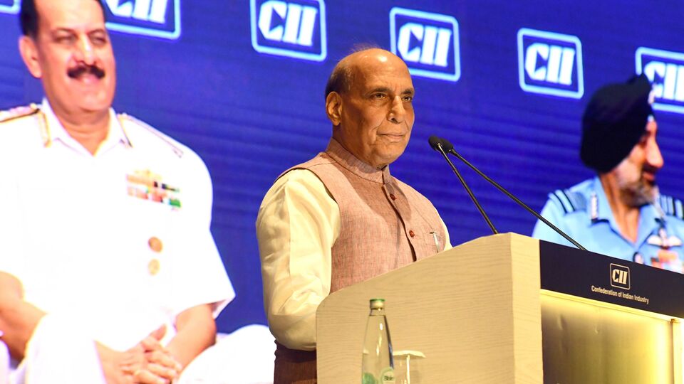 সাম্প্রতিক সামরিক অভিযানের কথা উল্লেখ করে প্রতিরক্ষামন্ত্রী রাজনাথ সিং দাবি করেন, 'অপারেশন সিঁদুর' ভারতের সন্ত্রাসবিরোধী প্রচেষ্টার একটি নির্ধারণী মুহূর্ত হিসাবে বর্ণনা করা হবে। তিনি বলেন, 'অপারেশন সিঁদুর কেবল একটি সামরিক অভিযান নয়, সন্ত্রাসবাদের বিরুদ্ধে ভারতের সম্মুখ আক্রমণ।' রাজনাথ সিং স্পষ্ট করে দেন, পাকিস্তানের যে কোনও সন্ত্রাসবাদী কার্যকলাপ এরপর থেকে যুদ্ধ হিসেবে দেখবে ভারত। (HT_PRINT)