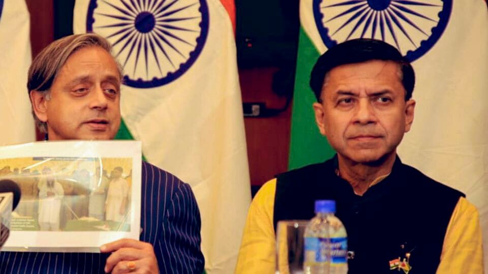 পাকিস্তানের চিন অস্ত্র ব্যবহার নিয়ে শশী থারুর স্পষ্ট ভাবে বলেন, 'আমরা এই বিষয়ে বেশ সচেতন যে পাকিস্তানের সমস্ত প্রতিরক্ষা সরঞ্জামের ৮১ শতাংশ সরবরাহ করে চিন। অবশ্য এখানে 'প্রতিরক্ষা' শব্দটি খুব বেশি ভদ্র হয়ে যাচ্ছে, বরং বলা ভালো পাকিস্তানি সামরিক সরঞ্জাম। এর বেশিরভাগই প্রতিরক্ষার জন্য নয়, আক্রমণের জন্য। প্রতিটি সার্বভৌম দেশের তা করার অধিকার রয়েছে নিশ্চয়।' (@ShashiTharoor)