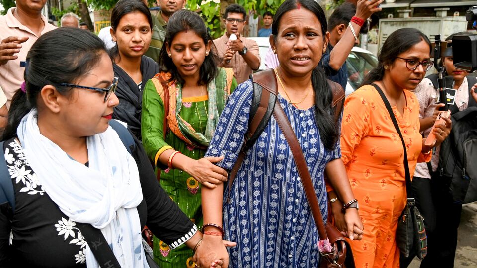 এদিকে এই লিখিত পরীক্ষার ফল প্রকাশ হবে অক্টোবরের চতুর্থ সপ্তাহে। এরপর হবে ইন্টারভিউ। সেটা হতে পারে নভেম্বরের প্রথম সপ্তাহ থেকে তৃতীয় সপ্তাহে। আর অবশেষে চূড়ান্ত প্যানেল ঘোষণা করা হবে ২৪ নভেম্বর। তারপর কাউন্সেলিং শুরু হতে পারে ২৯ নভেম্বর থেকে। (PTI)
