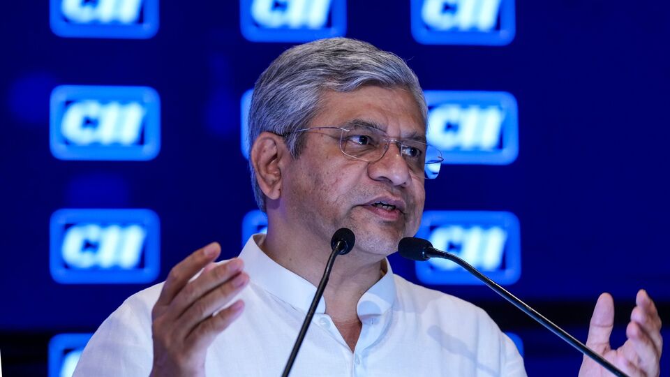 সদ্য দিল্লিতে, ‘মেক এআই ইন ইন্ডিয়া, মেক এআই ওয়ার্ক ফর ইন্ডিয়া’ শীর্ষক এক অনুষ্ঠানে যোগ দিয়ে, দেশের আইটি মন্ত্রী অশ্বিনী বৈষ্ণো এআই বা কৃত্তিম বুদ্ধিমত্তা নিয়ে বেশ কিছু বার্তা দেন। তিনি বলেন,'এআইকে বিভিন্ন সেক্টরে কার্যকরি করলে তা সমস্যা সমাধানে বড় পার্থক্য গড়ে দিতে পারে। আমরা দেড় বছরে ভালো এগিয়েছি।' তাঁর সাফ কথা,'পরিবর্তনশীল সময়ের জন্য আমরা যাতে প্রস্তুত থাকি তা নিশ্চিত করার জন্য ইন্ডাস্ট্রি, সরকার এবং প্রতিভা বিকাশের বাস্তুতন্ত্রের সকলের একসাথে কাজ করা অত্যন্ত গুরুত্বপূর্ণ।'' (PTI Photo/Kamal Singh) (PTI05_29_2025_000212B) *** Local Caption ***(PTI)