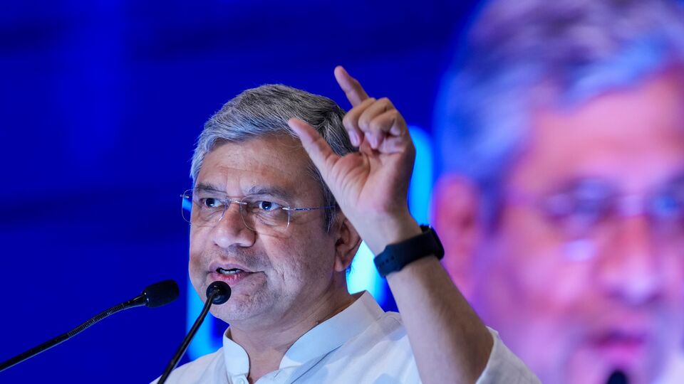 অশ্বিনী বৈষ্ণো বলেন, ‘ আমরা একটি পিএইচডি প্রোগ্রামের উপর কাজ করছি যাতে এআই-এর মৌলিক গবেষণার জন্য এআই মিশন থেকে ফান্ড দেওয়া যায়, এবং বাস্তুতন্ত্র সম্পূর্ণ করার জন্য বেসিক থেকে শুরু করে অ্যাডভান্স লেভেল পর্যন্ত একটি বৃহৎ প্রতিভা উন্নয়ন কর্মসূচি চালু করা যায়।'’ (PTI Photo/Kamal Singh) (PTI05_29_2025_000213B) *** Local Caption ***(PTI)