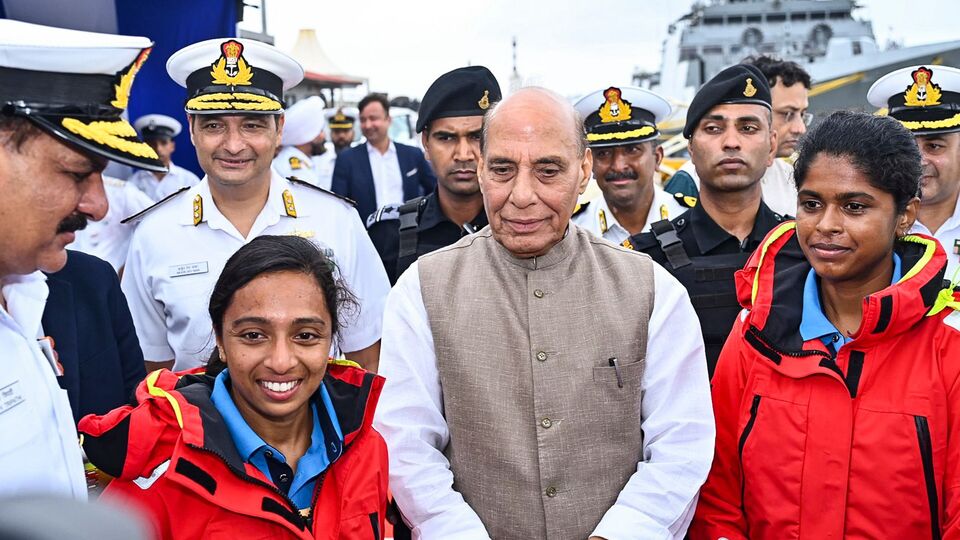 এরপর রাজনাথ সিং আরও বলেন, 'ভারতীয় নৌবাহিনী এখন নীরব, কিন্তু সুনামি ঝড় তোলার সম্ভাবনা রয়েছে এর মধ্যে। পাকিস্তানের এটা মনে রাখা উচিত।' রাজনাথ সিং পাকিস্তানকে হুঁশিয়ারি দিয়ে আরও বলেন, 'পাকিস্তানের নিজের হাতে সন্ত্রাসবাদের নার্সারি উপড়ে ফেলার সময় এসেছে।' (@indiannavy)