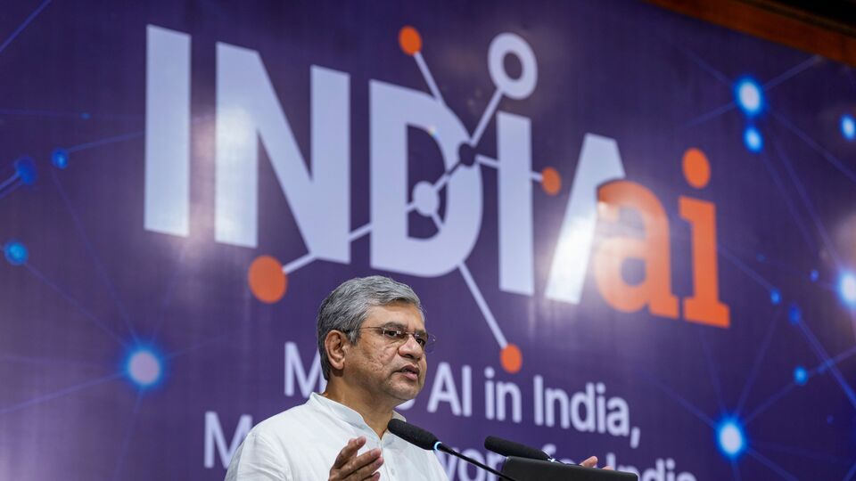 কৃত্রিম বুদ্ধিমত্তা বা এআই আইটি ইন্ডাস্ট্রির ওপর কীভাবে প্রভাব ফেলতে পারে, তা নিয়ে কথা বলতে গিয়ে কেন্দ্রীয় মন্ত্রী অশ্বিনী বৈষ্ণো বলেন,' এআই মিশন অনুসারে… এই পরিবর্তনগুলি আমাদের জন্য নতুন সুযোগ নিয়ে আসবে, এবং আইটি শিল্প একটি বড় পরিবর্তনের মধ্য দিয়ে অতিক্রম করবে। আমাদের এই পরিবর্তনকে সুযোগ হিসেবে গ্রহণ করা উচিত, এর দ্বারা ব্যাহত না হয়ে।'(PTI Photo/Kamal Singh)(PTI05_30_2025_000229B)(PTI)