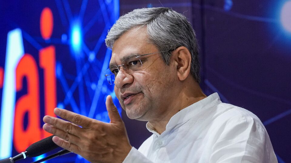 ভারতের এআই মিশন নিয়ে বক্তব্য রাখতে গিয়ে অশ্বিনী বৈষ্ণো বলেন,' এই AI মিশনের কারণে, অনেক প্রতিভাবান ইঞ্জিনিয়ারও ভারতে ফিরে আসছেন কারণ তারা এখন এখানে সুযোগ পাচ্ছেন। প্রধানমন্ত্রীর সামগ্রিক AI মিশনের আরেকটি গুরুত্বপূর্ণ অংশ হল বাস্তব সমস্যা সমাধান করা। এই কারণেই অ্যাপ্লিকেশন ডেভেলপমেন্ট অ্যাপ তৈরি করা AI মিশনের একটি অপরিহার্য অংশ।' (PTI Photo/Kamal Singh)(PTI05_30_2025_000230A)(PTI)