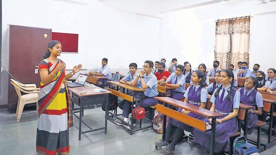 জানানো হয়েছে, আগামী ১৬ জুন থেকে অনলাইনে আবেদন জানানো যাবে নবম-দশম এবং একাদশ-দ্বাদশে সহকারী শিক্ষক পদে। বিকেল ৫টা থেকে আবেদন জানানো যাবে। আর এই আবেদন করা যাবে ১৪ জুলাই বিকেল ৫টা পর্যন্ত। অবশ্য আবেদনের জন্য ফি দেওয়ার সময়সীমা ১৪ জুলাই রাত ১১টা ৫৯ মিনিট পর্যন্ত। এদিকে আবেদনকারীদের লিখিত পরীক্ষায় বসতে হবে। এই পরীক্ষার তারিখ এখনও ঘোষণা করা হয়নি। তবে এসএসসি জানিয়েছে, সেপ্টেম্বরের প্রথম সপ্তাহে এই লিখিত পরীক্ষা হতে পারে। (HT_PRINT)