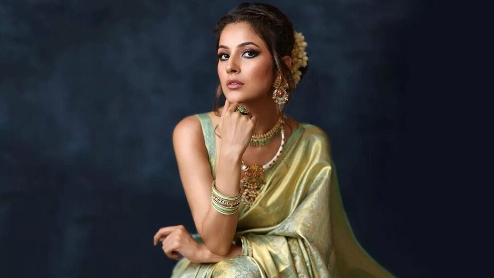 এর আগেই নিজের ওয়েটলস দিয়ে সকলের নজর কেড়েছিলেন শেহনাজ। জানা গিয়েছিল, কমিয়ে ফেলেছেন ৫৫ কেজি। তবে সম্প্রতি নিজের ডায়েট সামনে আনলেন তরকা। জানালেন, সঠিক ডায়েট এবং শরীরচর্চার মাধ্যমেই তা করা সম্ভব হয়েছে। তা কী কী খেতেন এই ৬ মাসে?