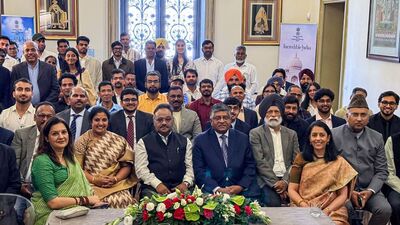 রবিশঙ্কর প্রসাদ আরও বলেন, 'পাকিস্তান আজ বড় অশান্তির মধ্য দিয়ে যাচ্ছে। আমরা একে অপরের বিরুদ্ধে চারটি প্রথাগত যুদ্ধ লড়েছি - এর একটিও ভারত শুরু করেনি; আমরা কেবল নিজেদের রক্ষা করেছি এবং পাকিস্তান তাদের প্রত্যেকটি যুদ্ধে পরাজিত হয়েছে। জিন্নাহ যে পাকিস্তান তৈরি করেছিলেন, তা এখন সেনা পরিচালিত প্রতিষ্ঠানে পরিণত হয়েছে।' 