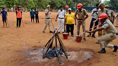 এই মক ড্রিলে সাতটি ভিন্ন পরিস্থিতির জন্য প্রস্তুতির নির্দেশ দেওয়া হয়েছে। সাধারণ মানুষকে নীরবে কোথাও থেকে বের করতে হলে, শত্রুর বিমান দেখা গেলে বা বিমান হামলা হলে, ড্রোন এবং ক্ষেপণাস্ত্র হামলা হলে কী কী করতে হবে; বিমান বাহিনী ও বেসামরিক প্রতিরক্ষা নিয়ন্ত্রণ কক্ষের মধ্যে হটলাইন সক্রিয় করা, সিভিল ডিফেন্স স্বেচ্ছাসেবক এবং জাতীয় ক্যাডেট কোরকে প্রস্তুত রাখার মতো বিষয়ে প্রস্তুতি নেওয়া হবে আজ। জরুরী পরিস্থিতিতে সেনাবাহিনীকে সহায়তা করার জন্য সীমান্ত উইং হোমগার্ড মোতায়েন করারও অনুশীলন হবে আজ।   (Hindustan Times)