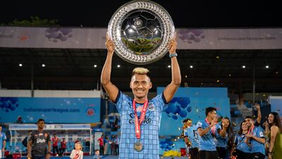মুম্বই সিটি এফসির সঙ্গে সাত বছরের সম্পর্ক ছিন্ন করলেন বিপিন সিং। শনিবার সেই বিষয়টি নিশ্চিত করে মুম্বই সিটির তরফে জানানো হয়েছে, আজ বিপিনের সঙ্গে ক্লাবের চুক্তি শেষ হয়ে যাচ্ছে। মুম্বইয়ের সঙ্গে নতুন কোনও চুক্তি স্বাক্ষর করছেন না। অর্থাৎ নয়া মরশুমে নতুন ক্লাবের হয়ে মাঠে নামতে চলেছেন তারকা উইঙ্গার। (ফাইল ছবি, সৌজন্যে এক্স @MumbaiCityFC) মুম্বই সিটি এফসির সঙ্গে সাত বছরের সম্পর্ক ছিন্ন করলেন বিপিন সিং। শনিবার সেই বিষয়টি নিশ্চিত করে মুম্বই সিটির তরফে জানানো হয়েছে, আজ বিপিনের সঙ্গে ক্লাবের চুক্তি শেষ হয়ে যাচ্ছে। মুম্বইয়ের সঙ্গে নতুন কোনও চুক্তি স্বাক্ষর করছেন না। অর্থাৎ নয়া মরশুমে নতুন ক্লাবের হয়ে মাঠে নামতে চলেছেন তারকা উইঙ্গার। (ফাইল ছবি, সৌজন্যে এক্স @MumbaiCityFC)