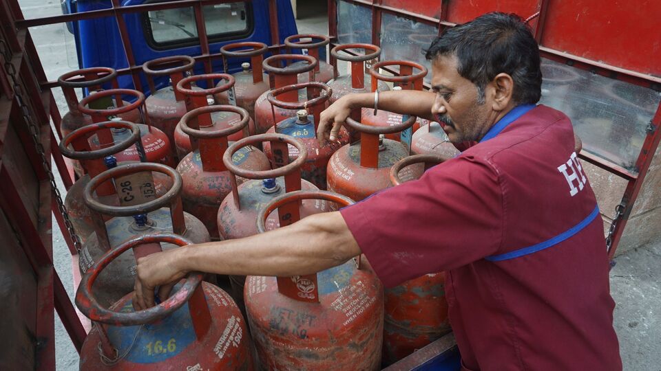 মে থাকতে-থাকতেই নয়া মাসের এলপিজি গ্যাস সিলিন্ডারের নতুন দাম ঘোষণা করা হল। বিভিন্ন তেল ও গ্যাস সংস্থার তরফে জানানো হয়েছে, কলকাতায় ১৯ কেজি বাণিজ্যিক গ্যাস সিলিন্ডারের দাম ২৫.৫ টাকা কমানো হয়েছে। অর্থাৎ ১ জুন থেকে সস্তায় মিলবে ১৯ কেজি বাণিজ্যিক গ্যাস সিলিন্ডার। যা বিভিন্ন রেস্তোরাঁ, হোটেলের মতো জায়গায় রান্নার কাজে ব্যবহার করা হয়ে থাকে। (ছবিটি প্রতীকী, সৌজন্যে হিন্দুস্তান টাইমস)