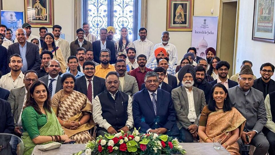 রবিশঙ্কর প্রসাদ আরও বলেন, 'পাকিস্তান আজ বড় অশান্তির মধ্য দিয়ে যাচ্ছে। আমরা একে অপরের বিরুদ্ধে চারটি প্রথাগত যুদ্ধ লড়েছি - এর একটিও ভারত শুরু করেনি; আমরা কেবল নিজেদের রক্ষা করেছি এবং পাকিস্তান তাদের প্রত্যেকটি যুদ্ধে পরাজিত হয়েছে। জিন্নাহ যে পাকিস্তান তৈরি করেছিলেন, তা এখন সেনা পরিচালিত প্রতিষ্ঠানে পরিণত হয়েছে।' (Ravi Shankar Prasad-X)