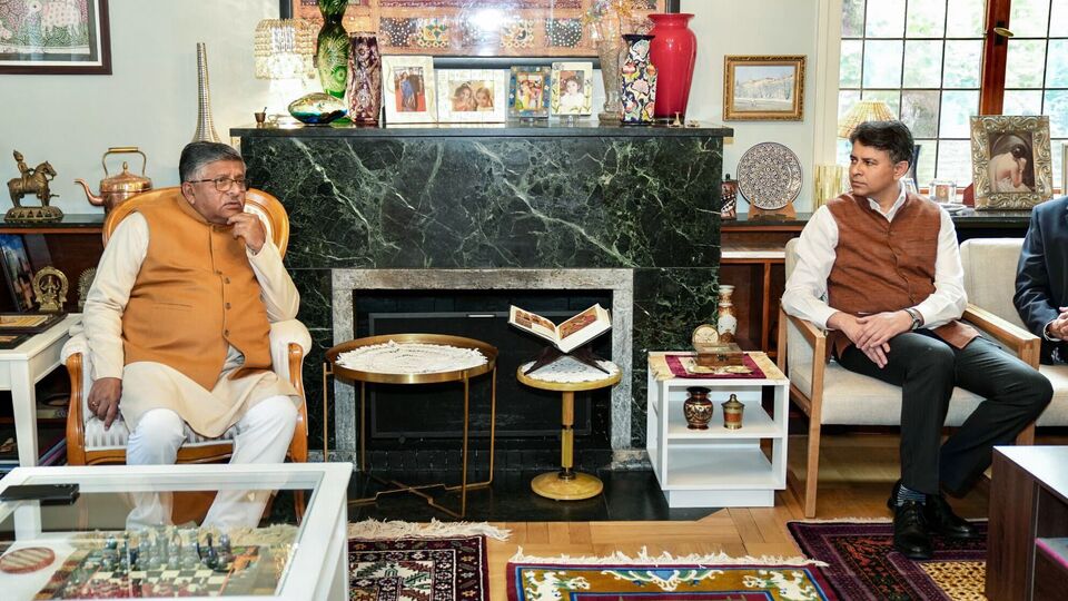 ডেনমার্কে প্রবাসী ভারতীয়দের জন্য কোপেনহেগেনে ভারতীয় সাংসদদের প্রতিনিধি দলের এক সভার আয়োজন করা হয়েছিল। সেই সভাস্থলের বাইরে ভারত-বিরোধী স্লোগান দিল পাকিস্তানি নাগরিকরা। এই ঘটনার তীব্র সমালোচনা করলেন বিজেপি সাংসদ রবিশঙ্কর প্রসাদ। কোপেনহেগেনে পাকিস্তানি বিক্ষোভকে 'হতাশার' নিদর্শন বলে নিন্দা করেছেন রবিশঙ্কর প্রসাদ। ( IndiainDenmark X)