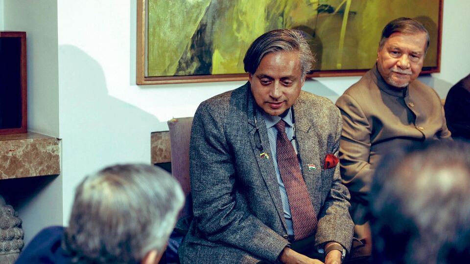 পহেলগাঁওয়ে জঙ্গি হামলার পর ভারত যে জবাব দিয়েছিল, সেই অভিযান সিঁদুরে পাকিস্তানে মৃত্যু হয়েছিল কম করে ১০০ জঙ্গির। তবে সেই অভিযানে খতম হওয়া পাক জঙ্গিদের প্রতি সমবেদনা প্রকাশ করেছিল কলম্বিয়া। আর এর জেরে হতাশা প্রকাশ করেছিলেন ভারতীয় প্রতিনিধিদলের প্রধান শশী থারুর। এই আবহে কলম্বিার উদ্দেশে বিশেষ বার্তা দিয়েছিলেন শশী থারুর। আর সেই বার্তায় কাজ হয়েছে। (Shashi Tharoor X)