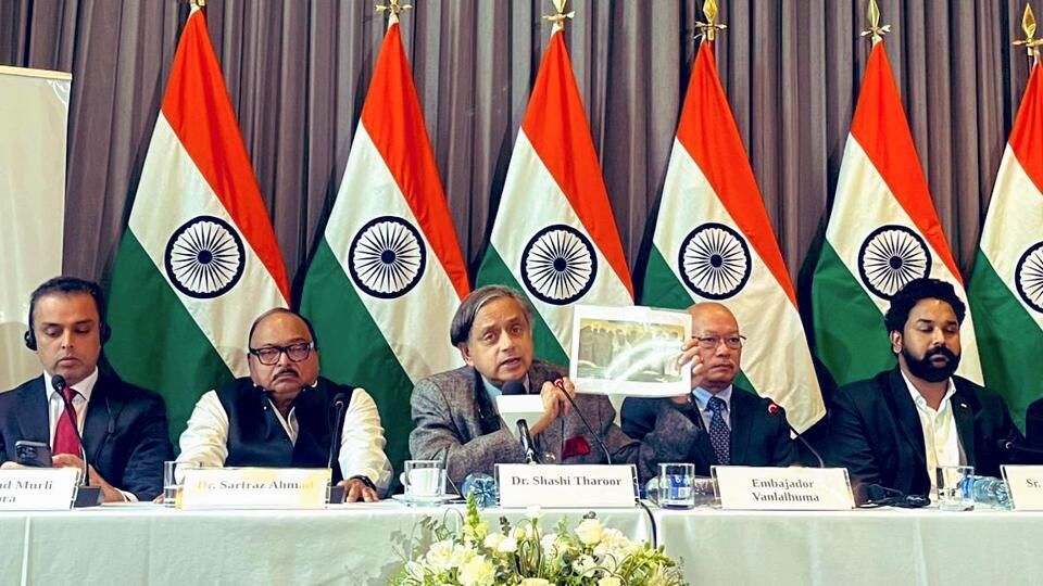 রিপোর্ট অনুযায়ী, পাকিস্তানি জঙ্গিদের মৃত্যুতে কলম্বিয়া যে বিবৃতি প্রকাশ করেছিল, তা প্রত্যাহার করে নিয়েছে সেই দেশের সরকার। এদিকে কংগ্রেস সাংসদ শশী থারুর দাবি করেছেন, ভারতের অবস্থানকে সমর্থন করে কলম্বিয়া শীঘ্রই একটি বিবৃতি জারি করতে চলেছে। এটা ভারতের জন্য এক বিশাল বড় কূটনৈতিক জয়। এদিকে লাতিন আমেরিকায় এক 'বন্ধু' হারাল পাকিস্তান। (HT_PRINT)