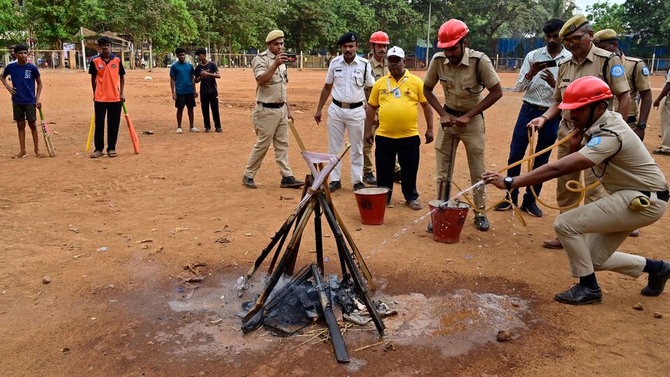 এই মক ড্রিলে সাতটি ভিন্ন পরিস্থিতির জন্য প্রস্তুতির নির্দেশ দেওয়া হয়েছে। সাধারণ মানুষকে নীরবে কোথাও থেকে বের করতে হলে, শত্রুর বিমান দেখা গেলে বা বিমান হামলা হলে, ড্রোন এবং ক্ষেপণাস্ত্র হামলা হলে কী কী করতে হবে; বিমান বাহিনী ও বেসামরিক প্রতিরক্ষা নিয়ন্ত্রণ কক্ষের মধ্যে হটলাইন সক্রিয় করা, সিভিল ডিফেন্স স্বেচ্ছাসেবক এবং জাতীয় ক্যাডেট কোরকে প্রস্তুত রাখার মতো বিষয়ে প্রস্তুতি নেওয়া হবে আজ। জরুরী পরিস্থিতিতে সেনাবাহিনীকে সহায়তা করার জন্য সীমান্ত উইং হোমগার্ড মোতায়েন করারও অনুশীলন হবে আজ। (Hindustan Times)