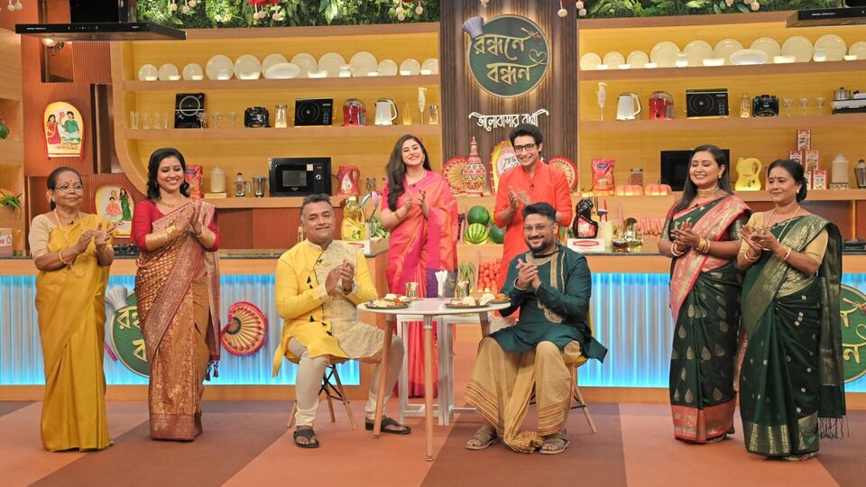 তবে গুপ্তপ্রেস পঞ্জিকা অনুযায়ী ষষ্ঠী তিথি শুরু হবে মধ্যরাত পেরিয়ে। পঞ্জিকা অনুযায়ী, ১৬ জ্যৈষ্ঠ রাত ১২ টা ৩৪ মিনিট ৫ সেকেন্ড থেকে ষষ্ঠী তিথি পড়ছে (ইংরেজি মতে রবিবার তথা ১ জুন)। আর ষষ্ঠী তিথি থাকছে ১৭ জ্যৈষ্ঠ রাত ১২ টা ৮ মিনিট ১৩ সেকেন্ড পর্যন্ত। ইংরেজি মতে ষষ্ঠী তিথি ছাড়ছে সোমবার (২ জুন)। (ছবিটি প্রতীকী, সৌজন্যে এক্স @ZeeBanglaTv)