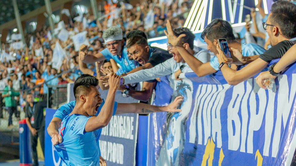 ভারতের তারকা উইঙ্গার আরও বলেন, 'বিদায় জানানোর মুহূর্তটা সবসময়ই কঠিন হয়। কিন্তু আমি যখন (মুম্বই ছাড়ছি), তখন আমার হৃদয়ে কৃতজ্ঞতা প্রকাশের কোনও ভাষা নেই। সাতটা অবিস্মরণীয় বছর আমার বাড়ি ছিল মুম্বই সিটি। এই ক্লাবটা আমায় সবকিছু দিয়েছে।' উল্লেখ্য, মুম্বই সিটির হয়ে ২৮টি গোল করেছেন। যে তালিকায় আইএসএলের কাপ ফাইনালের গোলও আছে। (ফাইল ছবি, সৌজন্যে এক্স @MumbaiCityFC)