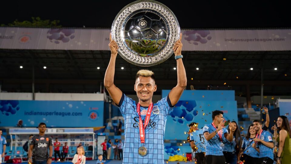 মুম্বই সিটি এফসির সঙ্গে সাত বছরের সম্পর্ক ছিন্ন করলেন বিপিন সিং। শনিবার সেই বিষয়টি নিশ্চিত করে মুম্বই সিটির তরফে জানানো হয়েছে, আজ বিপিনের সঙ্গে ক্লাবের চুক্তি শেষ হয়ে যাচ্ছে। মুম্বইয়ের সঙ্গে নতুন কোনও চুক্তি স্বাক্ষর করছেন না। অর্থাৎ নয়া মরশুমে নতুন ক্লাবের হয়ে মাঠে নামতে চলেছেন তারকা উইঙ্গার। (ফাইল ছবি, সৌজন্যে এক্স @MumbaiCityFC)