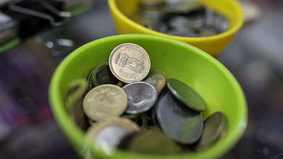 এমনিতে আগেই ইউনিফায়েড পেনশন স্কিমের বিজ্ঞপ্তি জারি করে দিয়েছে কেন্দ্রীয় সরকার। যে প্রকল্প অনুযায়ী, চাকরি থেকে অবসর নেওয়ার সময় শেষ ১২ মাস কোনও কেন্দ্রীয় সরকারি কর্মচারীর যে বেসিক স্যালারি ছিল, সেটার গড় করলে যে অঙ্কটা হয়, তার ৫০ শতাংশ টাকা নিশ্চিতভাবে পাবেন। আর কেন্দ্রীয় সরকারি কর্মচারীরা ইউপিএস বেছে নেবেন কিনা, সে বিষয়ে তাঁরাই সিদ্ধান্ত নিতে পাবেন বলেও জানানো হয়। (ছবিটি প্রতীকী)