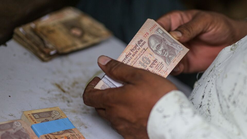 শুধু তাই নয়, ইউনিফায়েড পেনশন স্কিমের (ইউপিএস) আওতায় যে ন্যূনতম পেনশন পাওয়ার কথা, সেটার থেকে ন্যাশনাল পেনশন সিস্টেমের (এনপিএস) আওতায় অ্যানুইটির পরিমাণ কম হয়, তাহলে সেই ব্যবধান মুছে ফেলার জন্য মাসিক টাকা দেবে সরকার। তারইমধ্যে কেন্দ্রের তরফে জানানো হয়েছে, আগামী ৩০ মে'র মধ্যে নির্দিষ্ট শর্তপূরণ করা পেনশনভোগী বা তাঁদের সঙ্গীদের ইউপিএসের জন্য আবেদন করতে হবে। (ছবিটি প্রতীকী)