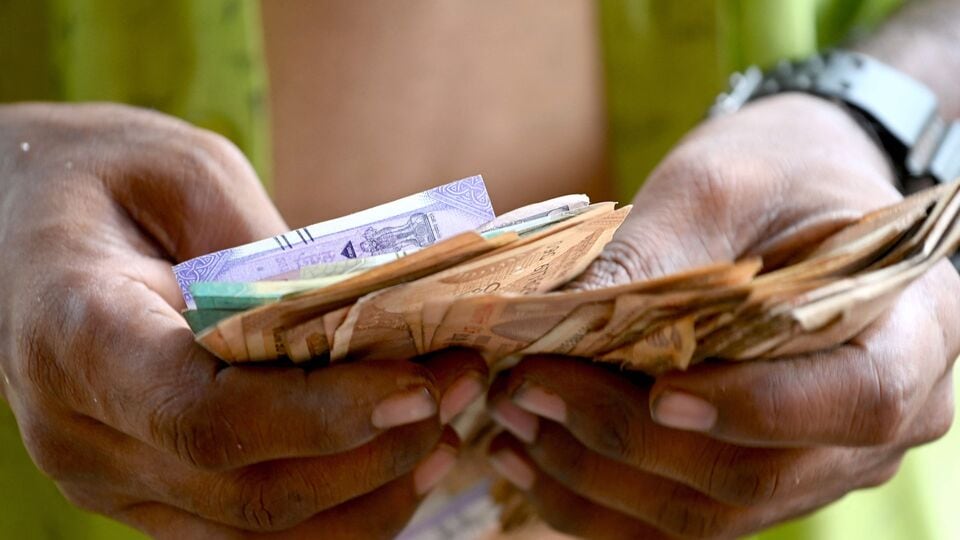 প্রকল্প অনুযায়ী, যে অবসরপ্রাপ্ত কেন্দ্রীয় সরকারি কর্মচারীরা ইউপিএস বেছে নিয়েছেন, তাঁদের একলপ্তে এককালীন টাকা দেওয়া হবে। যে অঙ্কটা শেষ পাওয়া বেসিক স্যালারির এক-দশমাংশ এবং নির্দিষ্ট চাকরির মেয়াদের প্রতি ছয় মাসের মহার্ঘ ভাতার (ডিয়ারনেস অ্যালোওয়েন্স বা ডিএ) সমান হবে। পাবলিক প্রভিডেন্ট ফান্ডের (পিপিএফ) সুদের হারে এরিয়ারও মিলবে। (ছবিটি প্রতীকী)