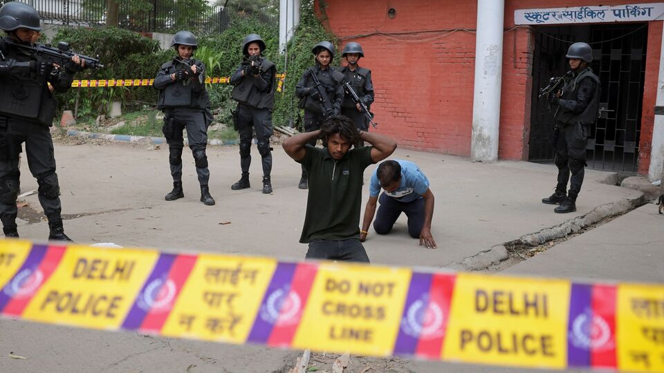 এছাড়াও, হাসপাতাল, দমকল কেন্দ্র এবং পুলিশ স্টেশনগুলির মতো প্রয়োজনীয় জরুরি পরিষেবা বাদে হরিয়ানার গুরুত্বপূর্ণ স্থাপনাগুলির কাছে রাত ৮টা থেকে রাত ৮টা ১৫ মিনিট পর্যন্ত নিয়ন্ত্রিত ব্ল্যাকআউট পর্যবেক্ষণ করা হবে। সূত্র উদ্ধৃত করে সংবাদ সংস্থা এএনআই জানিয়েছে, আজ রাজস্থানের ৪১টি জেলায় 'অপারেশন শিল্ড'-এর আওতায় মক ড্রিল ও ব্ল্যাকআউট মহড়া অনুষ্ঠিত হবে। (REUTERS)