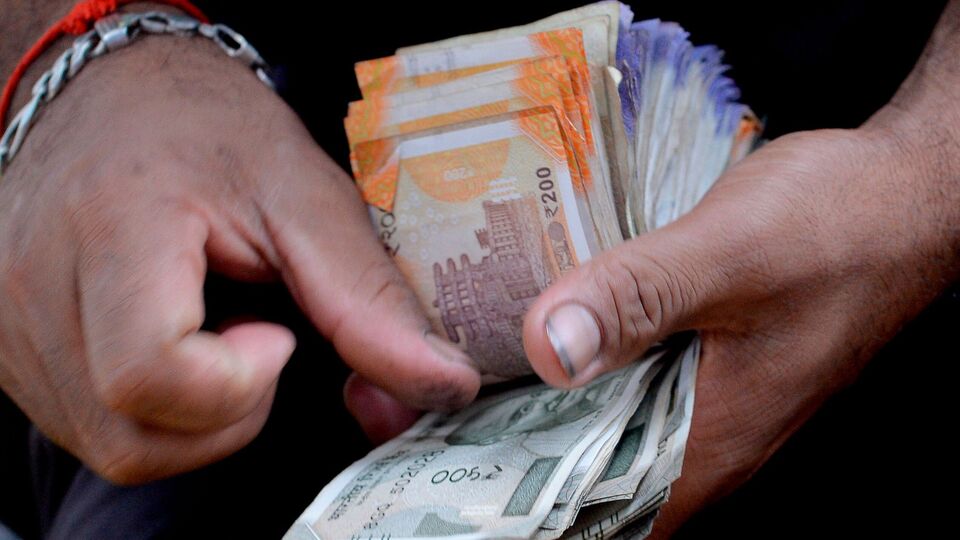 নির্দিষ্ট শর্তের ভিত্তিতে অবসরপ্রাপ্ত কেন্দ্রীয় সরকারি কর্মচারী বা তাঁদের সঙ্গীদের ইউনিফায়েড পেনশন স্কিমের (ইউপিএস) আওতায় বাড়তি সুবিধা পাওয়ার পথ খুলে দিল কেন্দ্রীয় সরকার। কেন্দ্রের তরফে জানানো হয়েছে, যাঁরা ২০২৫ সালের ৩১ মার্চ বা তার আগে অবসর নিয়েছেন এবং কমপক্ষে ১০ বছর চাকরি করেছেন, তাঁরা বা তাঁদের সঙ্গীরা সেই বাড়তি সুবিধা পাবেন। (ছবিটি প্রতীকী)