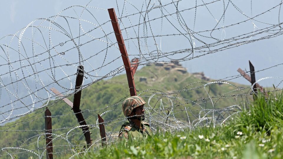 পাক সেনা আধিকারিক বলেন, 'এই সংঘাত খুবই বিপজ্জনক প্রবণতা। এবারে উত্তেজনা প্রশমিত করার জন্য কোনও ব্যাকচ্যানেল আলোচনা বা কোনও অনানুষ্ঠানিক আলোচনা হয়নি। এসব সমস্যা কেবল সংলাপ ও পরামর্শের মাধ্যমেই সমাধান হতে পারে। যুদ্ধের ময়দানে তাদের সমাধান করা যায় না।' (AFP)