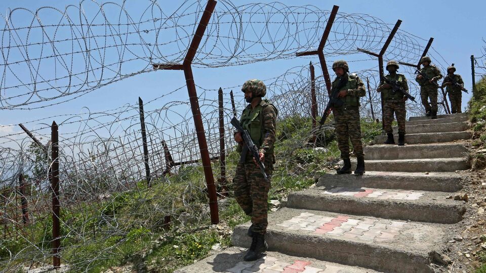 আন্তর্জাতিক সীমান্ত এবং নিয়ন্ত্রণ রেখায় ২২ এপ্রিলের আগের পরিস্থিতি ফিরে আসছে ধীরে ধীরে। এর আগে ২২ এপ্রিল পহেলগাঁওতে ২৬ জন সাধারণ মানুষকে খুন করেছিল জঙ্গিরা। এরপর থেকেই লাগাতার প্রতি রাতে সংঘর্ষবিরতি লঙ্ঘন করেছিল পাকিস্তান। এর যোগ্য জবাব দিয়েছিল ভারতও। তরপর ৬ এবং ৭ মে-র মাঝামাঝি রাতে ভারত অপারেশন সিঁদুরের অধীনে পাক অধিকৃত কাশ্মীর এবং পাকিস্তানের পঞ্জাবে অবস্থিত ৯টি জঙ্গি ঘাঁটি গুঁড়িয়ে দিয়েছিল। যার জবাবে পাকিস্তান পালটা হামলার চেষ্টা করেছিল। এই আবহে দুই দেশের মধ্যে সংঘর্ষ বেঁধেছিল। (AFP)