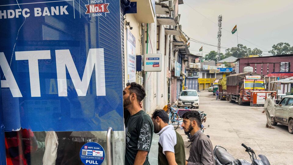 জুনে কবে কবে ব্যাঙ্ক বন্ধ থাকবে কলকাতা-সহ পশ্চিমবঙ্গে? রবিবার হওয়ায় সাপ্তাহিক ছুটি থাকলে ১ জুন, ৮ জুন, ১৫ জুন, ২২ জুন এবং ২৯ জুন। আর দ্বিতীয় শনিবার হিসেবে ১৪ জুন এবং ২৮ জুন কলকাতা-সহ পশ্চিমবঙ্গে ব্যাঙ্ক ছুটি থাকবে। আর তাছাড়া বাড়তি যে ছুটি থাকবে, সেটা মাসের প্রথম শনিবারই পড়েছে। অর্থাৎ সবমিলিয়ে জুনে কলকাতা-সহ পশ্চিমবঙ্গে আটদিন ব্যাঙ্ক বন্ধ থাকবে। (ছবিটি প্রতীকী, সৌজন্যে এএফপি)