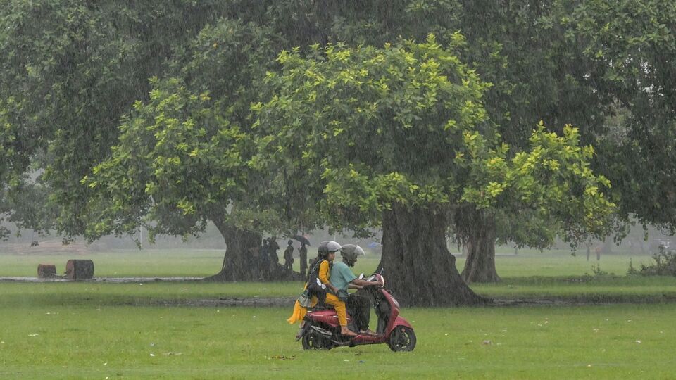রবিবার দক্ষিণবঙ্গের সব জেলার (কলকাতা, হাওড়া, হুগলি, উত্তর ২৪ পরগনা, দক্ষিণ ২৪ পরগনা, পূর্ব মেদিনীপুর, পশ্চিম মেদিনীপুর, ঝাড়গ্রাম, পুরুলিয়া, বাঁকুড়া, পূর্ব বর্ধমান, পশ্চিম বর্ধমান, বীরভূম, মুর্শিদাবাদ এবং নদিয়া) হাতেগোনা কয়েকটি অংশে বজ্রবিদ্যুৎ-সহ হালকা থেকে মাঝারি বৃষ্টি হবে। কোনও জেলায় সতর্কতা জারি করা হয়নি। (ছবি সৌজন্যে এএফপি)