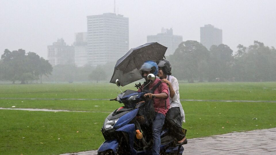 দূরে সরেছে নিম্নচাপ। তবে বর্ষা চলে এল বলে। এই আবহে ১ জুন দক্ষিণবঙ্গে বৃষ্টির সম্ভাবনা আছে। তবে এরই সঙ্গে গরমও বাড়বে কলকাতা সহ দক্ষিণবঙ্গের বিভিন্ন জেলায়। পূর্বাভাস অনুযায়ী, কলকাতা, হাওড়া, হুগলি, দক্ষিণ ২৪ পরগনা, উত্তর ২৪ পরগনা, পূর্ব মেদিনীপুর, পশ্চিম মেদিনীপুর, ঝাড়গ্রাম, বাঁকুড়া, পূর্ব বর্ধমান, পশ্চিম বর্ধমান, বীরভূম, মুর্শিদাবাদ এবং নদিয়ায় বজ্রপাত সহ হালকা বৃষ্টির সম্ভাবনা আছে। (AFP)